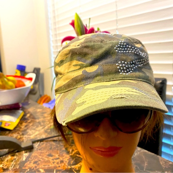 Claire Women’s Camouflage w/Studs Cap Size Smallm/Medium - Picture 1 of 10